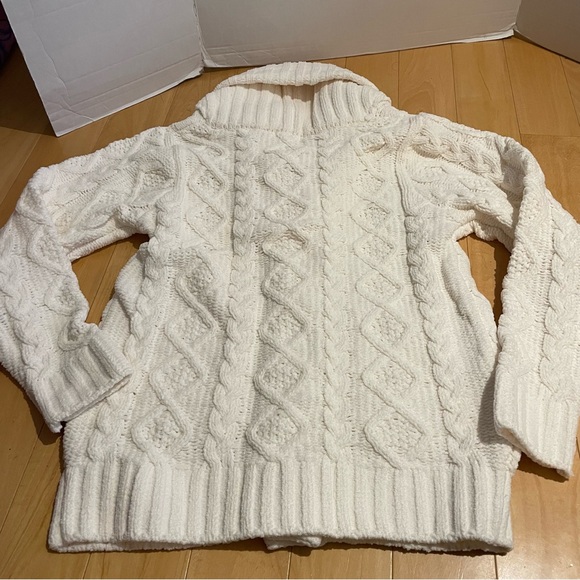 NWT women’s white knitted high collared hello kitty cardigan - Picture 5 of 9